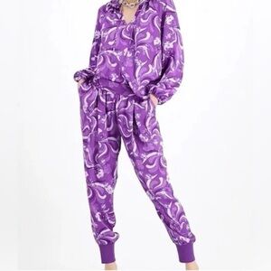 Outfit, like new SET, TOP AND JOGGERS- flattering & comfy